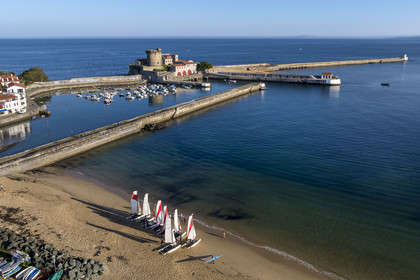 France, Pyrénées-Atlantiques (64), la côte du Pays-Basque, Ciboure, le fort de Socoa construit sous Louis XIII remanié par Vauban et son petit port de plaisance dans la baie de Saint-Jean-de-Luz (vue aérienne)