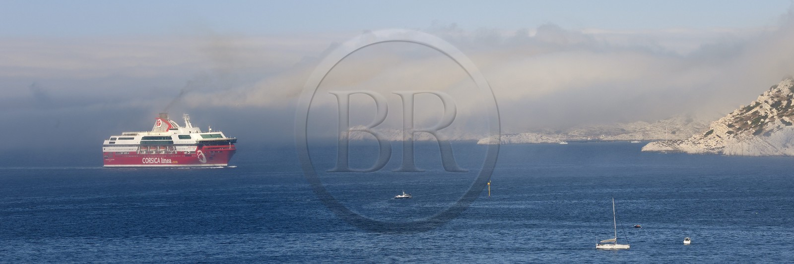 France, Bouches-du-Rhône (13), Marseille, Parc National des Calanques, Archipel des Iles du Frioul, Ile de de Pomègues, ferry de Corsica Linea en provenance de la Corse