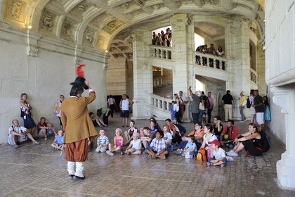 France, Loir et Cher (41), Vallée de la Loire classée Patrimoine Mondial de l' UNESCO, château de Chambord, visite guidée pour enfants en costume devant l'escalier à double révolution attribué à Léonard de Vinci