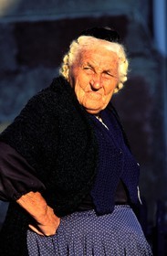 France, Finistère (29), village du Guilvinec, une vieille dame en habit traditionnel