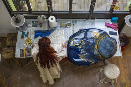 France, Hauts-de-Seine (92), Colombes, l'artiste et laqueur Isabelle Emmerique dans son atelier