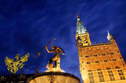 Pologne, Poméranie Orientale, Gdansk, la fontaine de Neptune devant l' Hôtel de ville (Ratusz Glownego Miasta)