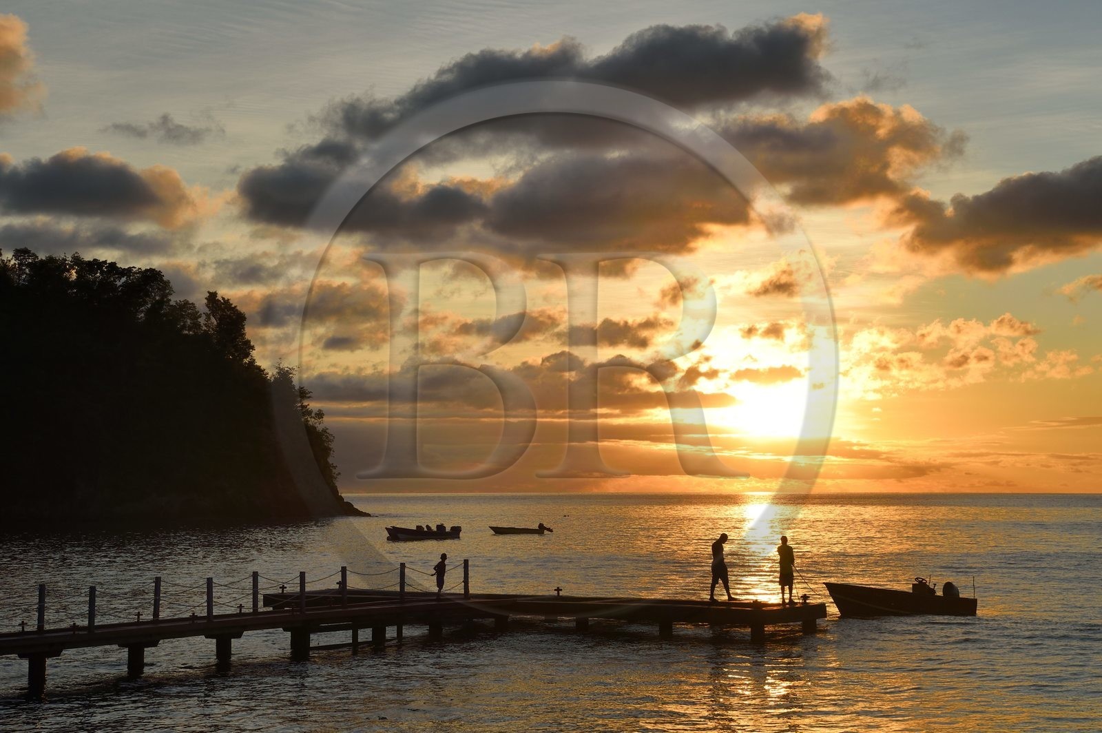Caraïbes, Ile de la Dominique, Toucari Bay au nord de Portsmouth, débarquement au ponton