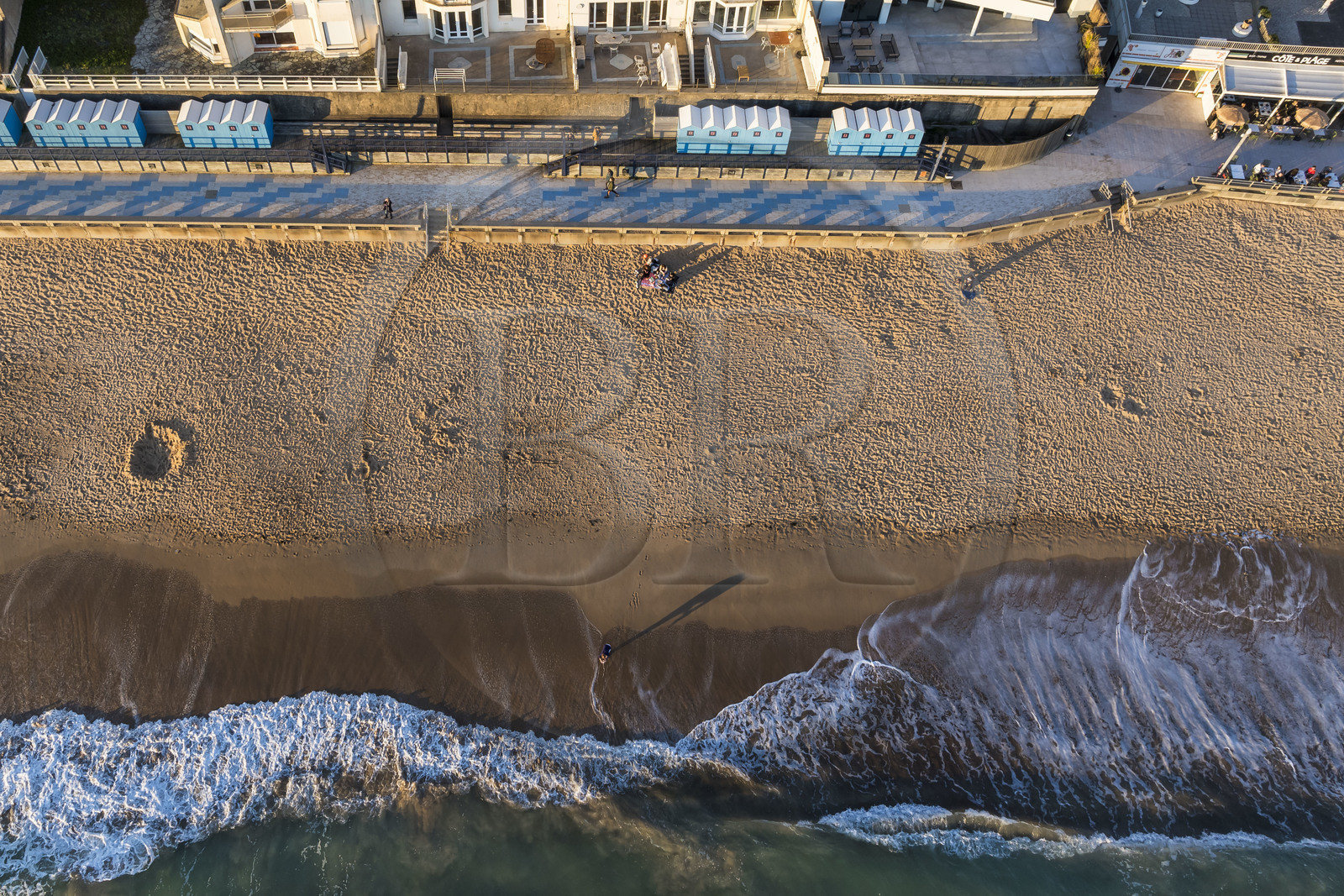 France, Vendée (85), Saint-Gilles-Croix-de-Vie, la Grande Plage sur le Remblai (vue aérienne)