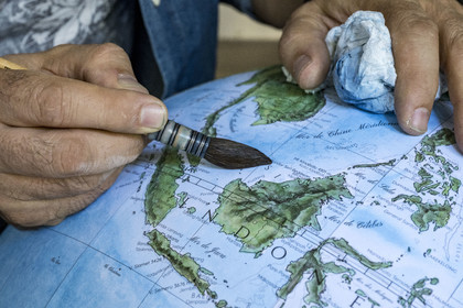 France, Charente (16), Cognac, globe terrestre artisanal peint à l'aquarelle par Gabriel Gaborel créateur de OrbisTerrae