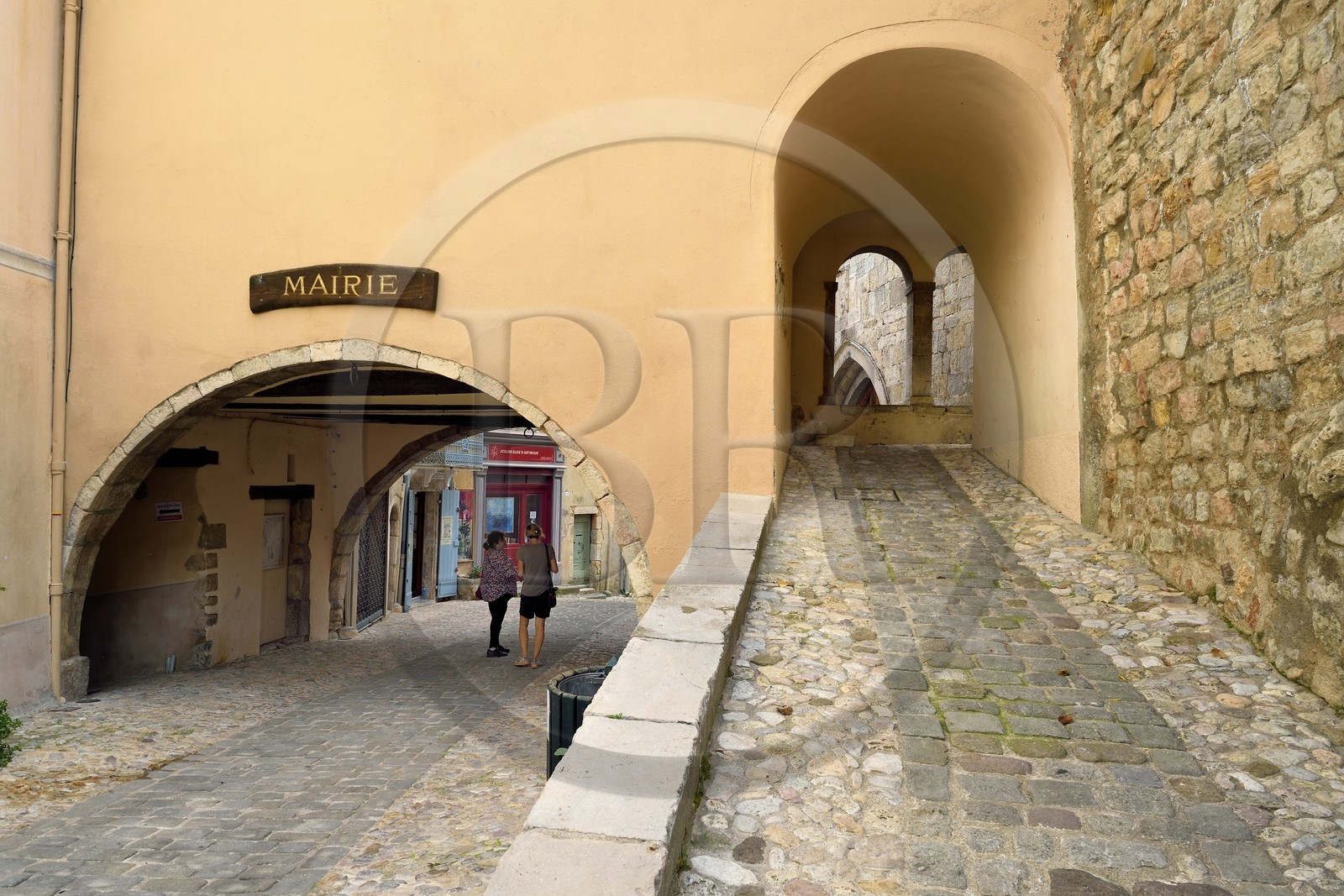 France, Var (83), Seillans, labellisé Les Plus Beaux Villages de France, facade de la mairie