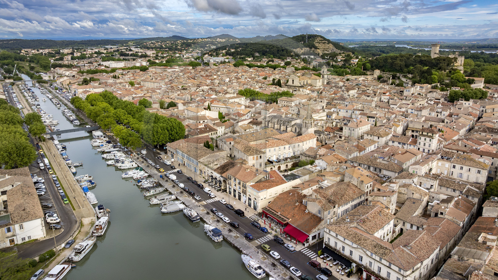 France (30), Gard, Beaucaire, le port du Canal du Rhone à Sète et le chateau de Beaucaire en arrière plan (vue aérienne)