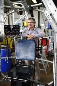 France, Var (83), La Seyne-sur-Mer, Vincent Rigaud, directeur du Centre de Méditerranée de l’Ifremer, devant les pièces du véhicule sous-marin autonome (AUV) Nautile