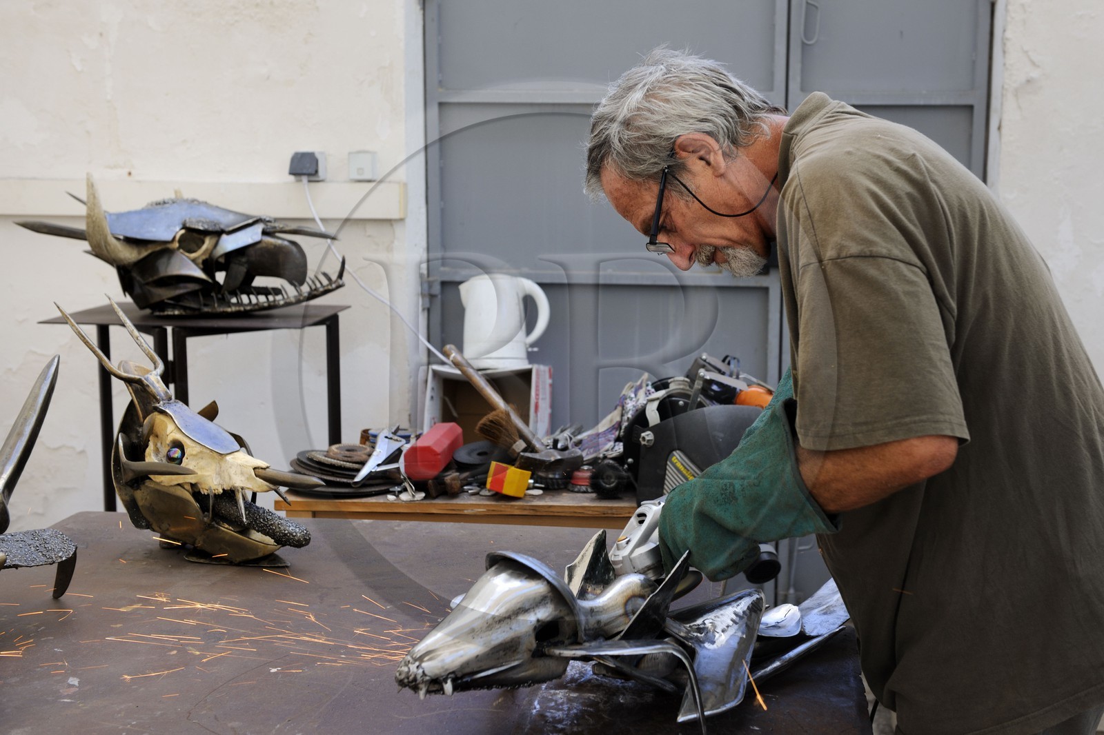 France, Hérault (34), Béziers, le sculpteur Serge Homs dans son atelier de Béziers à la villa Antonine