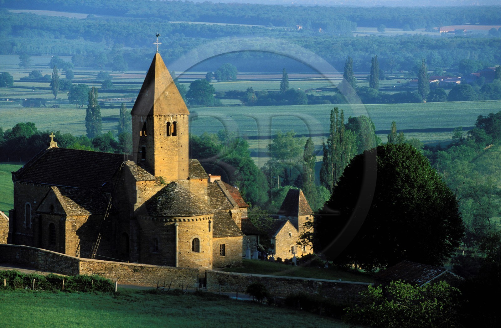 France, Saône-et-Loire (71), Mâconnais, l' église de la Chapelle-sous-Brancion au petit matin