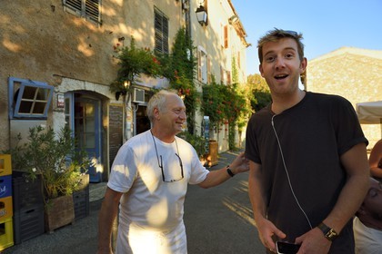 France, Var (83), Parc Naturel Régional du Verdon, village de Bauduen en bordure du lac de Sainte Croix, Bernard Keyser (à gauche) patron du Café du Midi