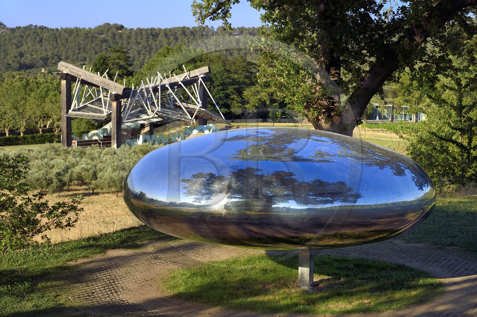 France, Bouches-du-Rhône (13),  Le Puy Sainte Réparade, Chateau La Coste domaine viticole et centre d'art contemporain, Drop de Tom Shannon et Pavillon de Musique par Frank O. Gehry en arrière plan (Mention Obligatoire)