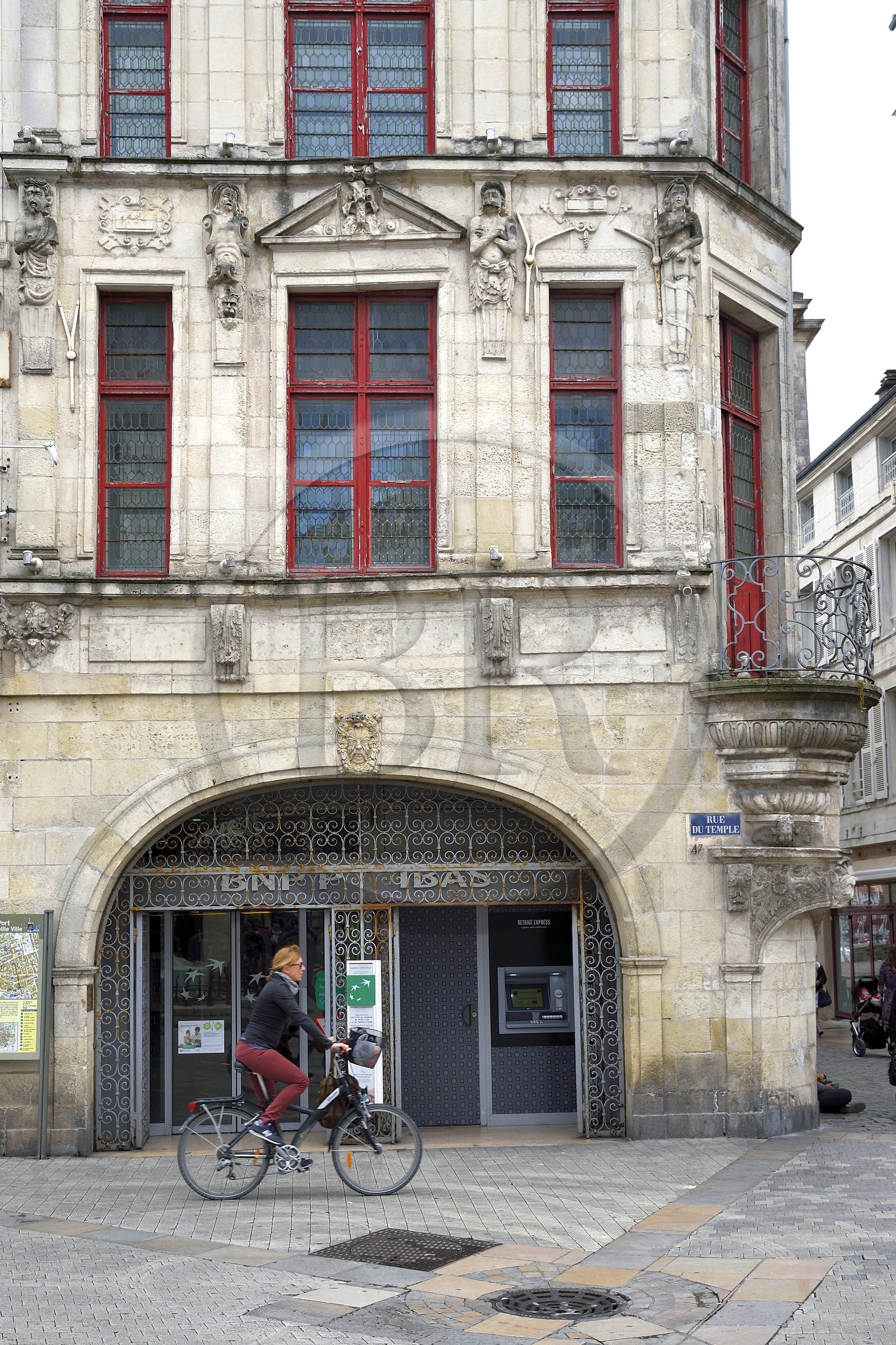 France, Charente-Maritime (17), La Rochelle, immeuble à l'angle de la rue du Temple et de la rue de la Grosse Horloge
