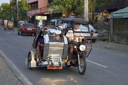 Philippines, province de Nueva Ecija, Bambang, tricycle moto-taxi dans la rue principale