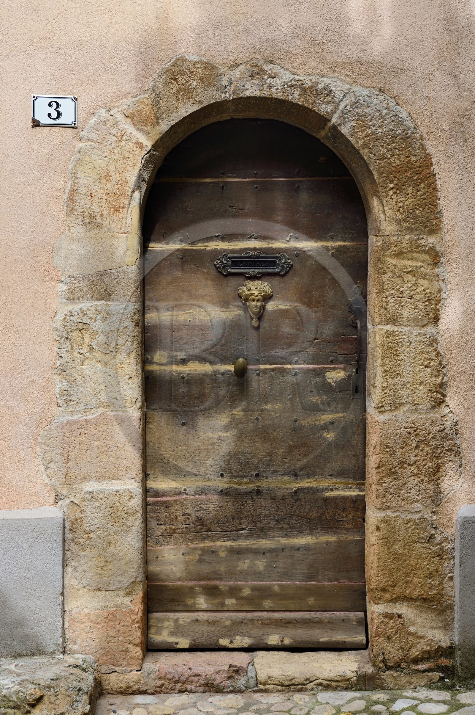 France, Var (83), Seillans, labellisé Les Plus Beaux Villages de France, porte d'entrée d'une maison du village place Font Jordany