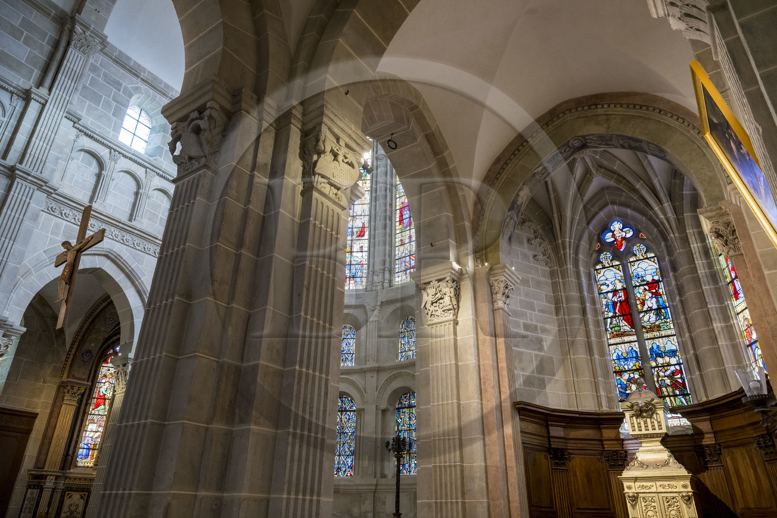 France, Saône-et-Loire (71), Autun, la cathédrale Saint-Lazare, un des chapiteaux historiés ornent les colonnes de la nef centrale, reliquaire de Saint Lazare dans la chapelle à droite
