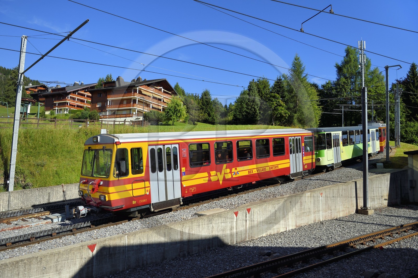 Suisse, canton de Vaud, Villars-sur-Ollon, train qui rejoint la gare du col de Bretaye