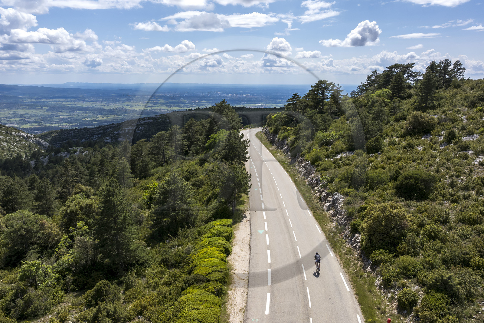 France, Vaucluse (84), Parc Naturel Régional du Mont Ventoux, Beaumont-du-Ventoux, route D974 sur le versant Nord du Mont Ventoux (vue aérienne)