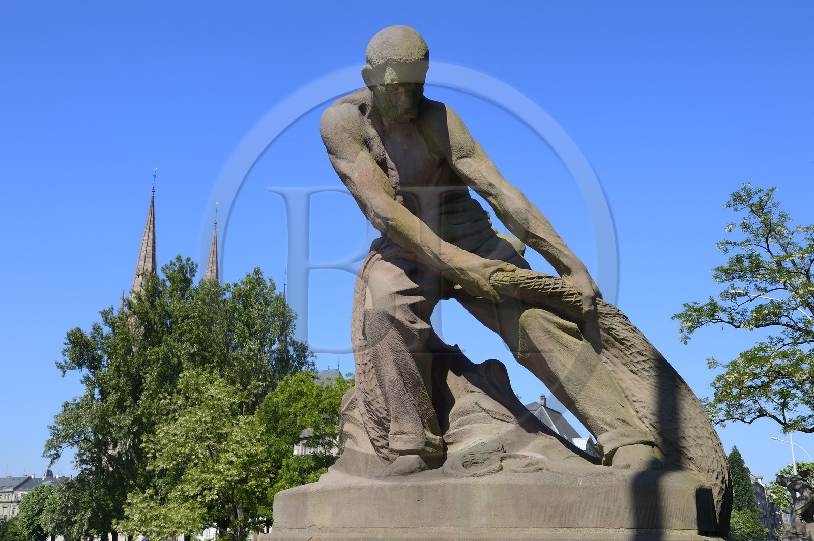 France, Bas-Rhin (67), Strasbourg, quartier de la Neustadt datant de la periode allemande, le pont Kennedy aussi appelé pont des 4 géants, pêcheur avec son filet