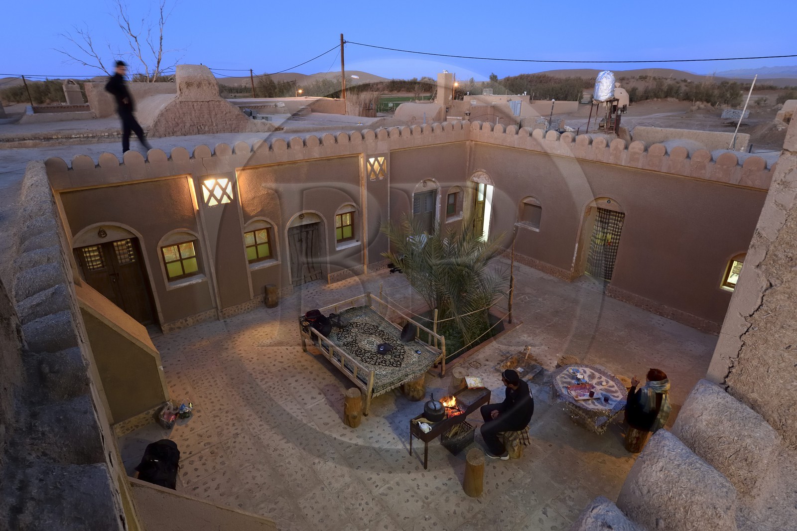Iran, Province d'Ispahan, désert du Dasht-e Kavir, Mesr dans la région de Khur et Biabanak, gite dans une maison traditionnelle de l'oasis de Farahzad
