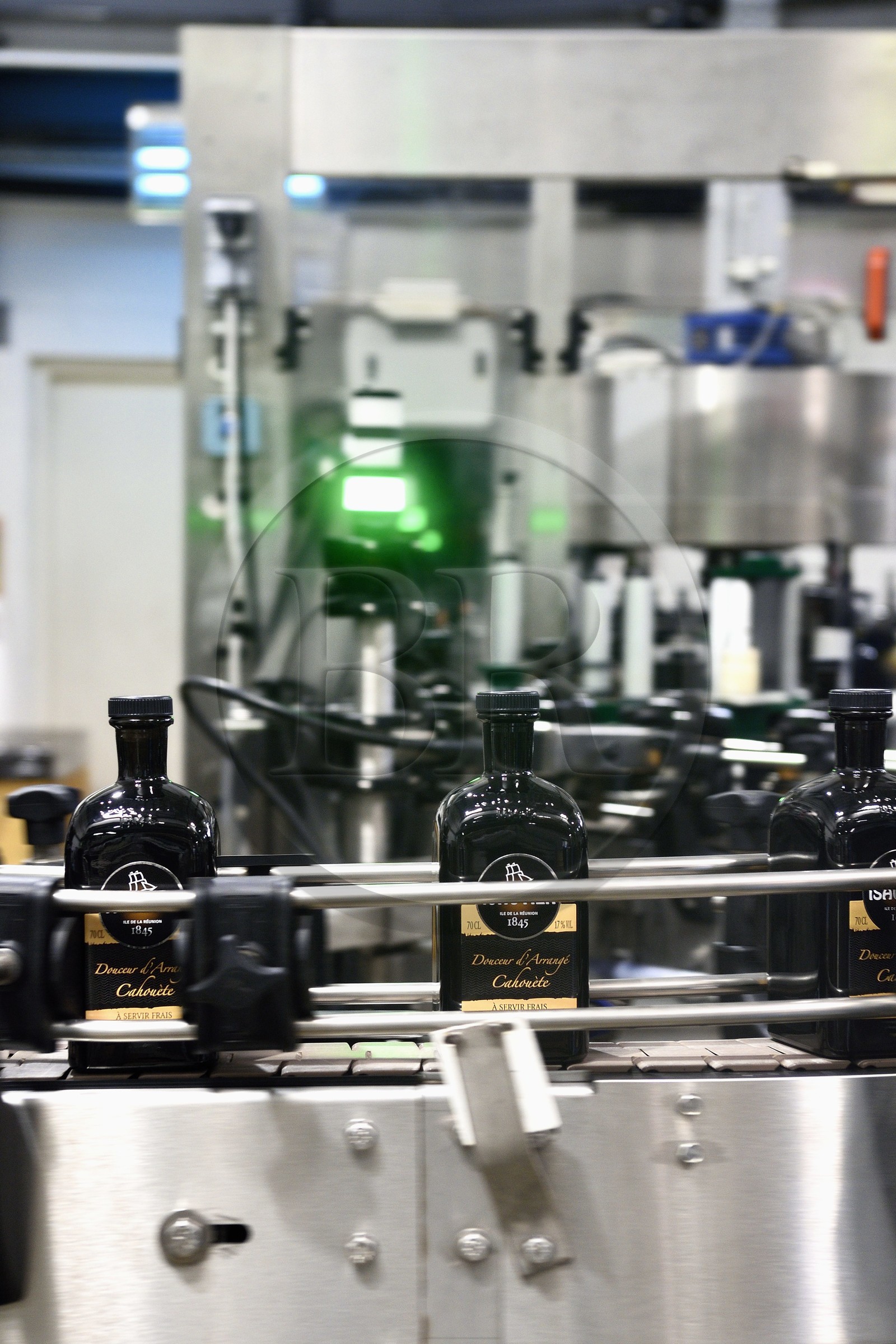 France, Ile de la Reunion, Saint Pierre, domaine de la distillerie Isautier, usine d'embouteillage et d'étiquetage, mise en bouteille de 70cl de rhum arrangé