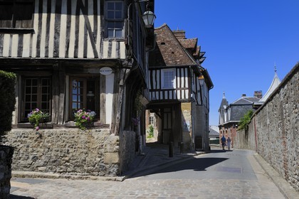 France, Calvados (14), Honfleur, maison traditionnelle à colombages à l'angle de la rue de l'Homme de Bois et Varin