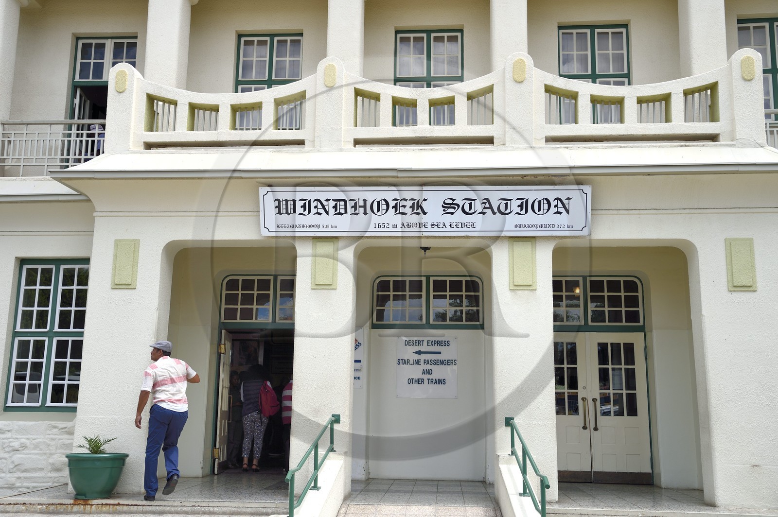 Namibie, région de Khomas, Windhoek, la gare dans Bahnhof strasse à l'architecture coloniale datant de l'époque allemande