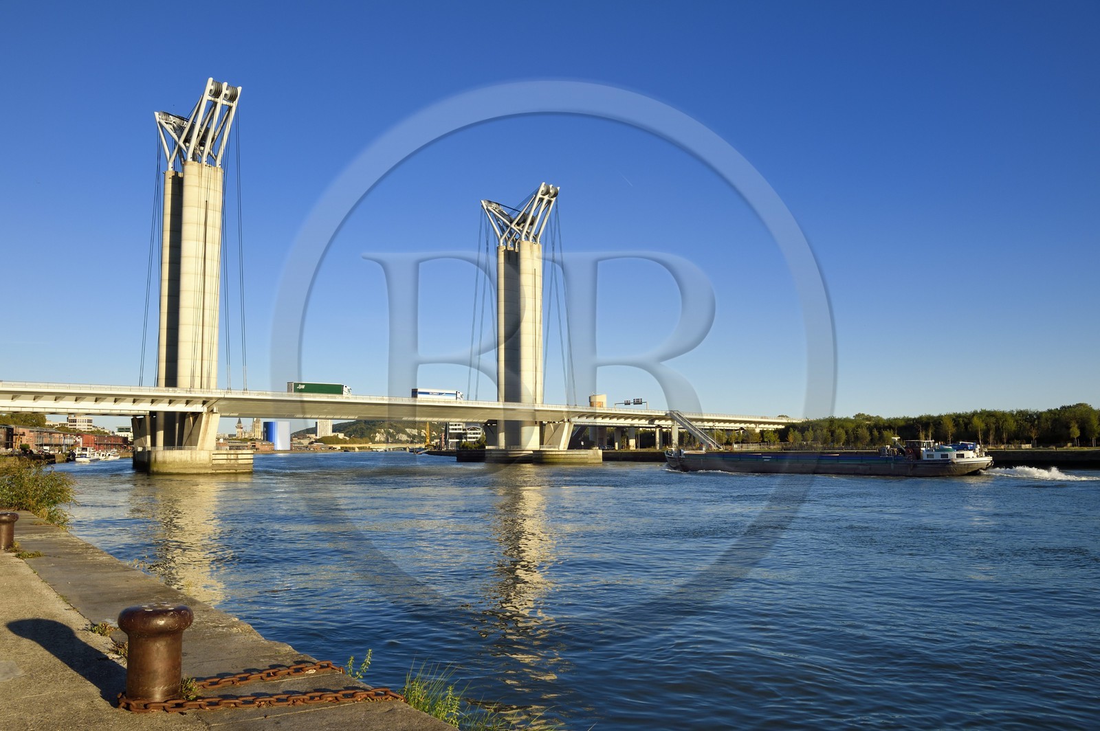 France, Seine-Maritime (76), Rouen, péniche passant sous le pont levant Gustave Flaubert sur la Seine