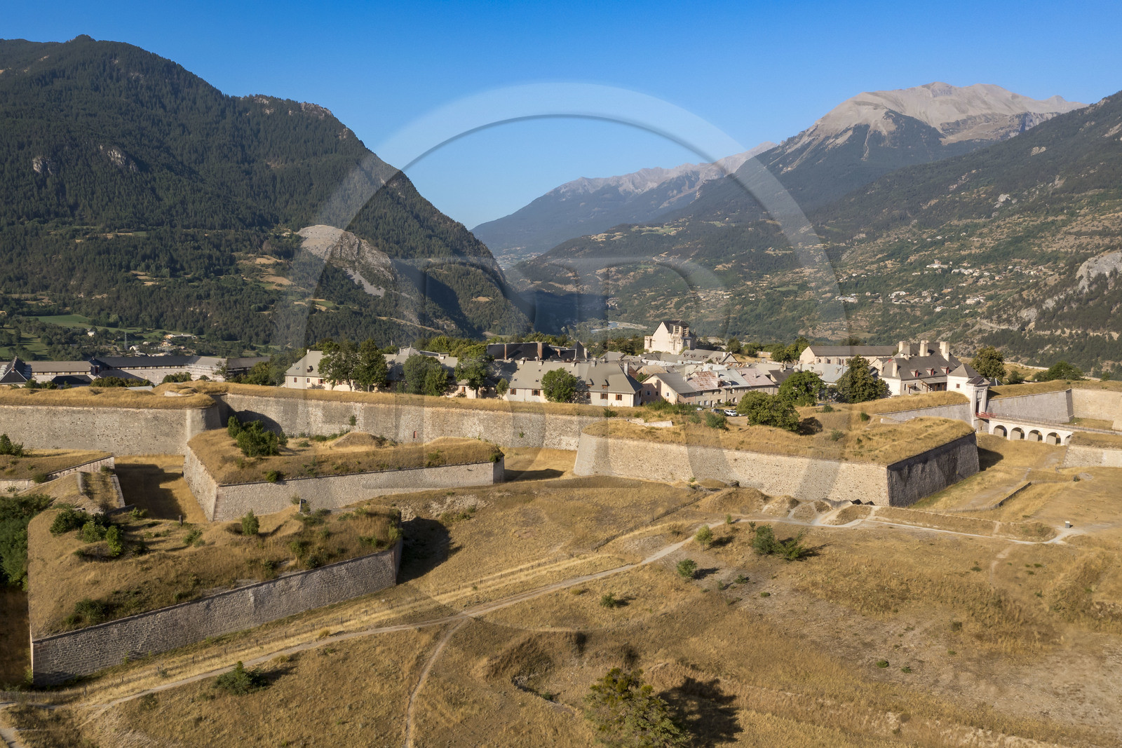 France, Hautes Alpes (05), Mont-Dauphin, citadelle édifiée par Vauban, classée Patrimoine Mondial de l'UNESCO (vue aérienne)