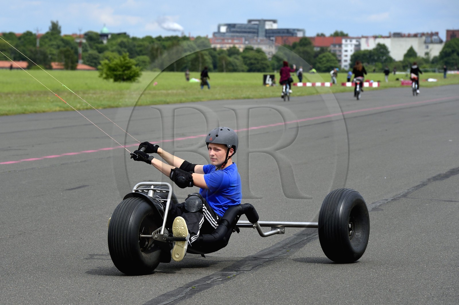 Allemagne, Berlin, ancien aéroport international de Berlin-Tempelhof reconverti en immense parc, un lieu de rencontre pour les kite surfeurs, kite boarders et Country Buggy kiter