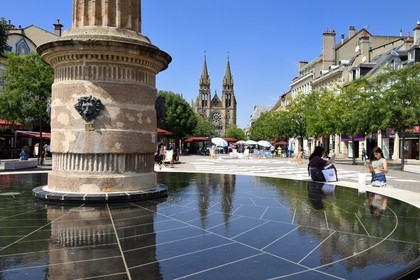 France, Allier (03), ancienne province du Bourbonnais, Moulins, place d'Allier, la grande fontaine de la colonne (début XIXe) à l'entrée de la place et l'église du Sacré Coeur en arrière plan