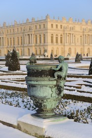 France, Yvelines (78), parc du château de Versailles sous la neige, classé Patrimoine Mondial de l'UNESCO, parterre du Midi