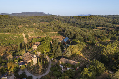 France, Var (83), Provence Verte, Bras, vers Saint-Maximin-la-Sainte-Baume, la maison d'hotes Le Peyrourier - une campagne en Provence (vue aérienne)