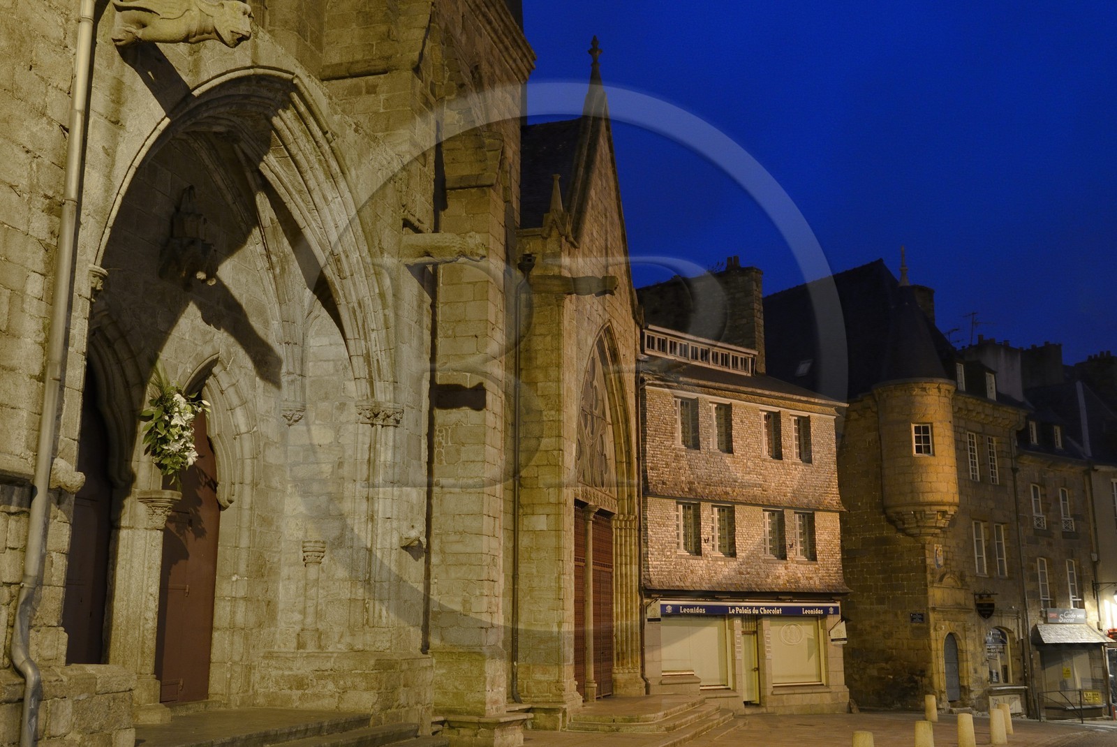 France, Côtes-d'Armor (22), Guingamp, rue Notre-dame, la basilique Notre-Dame de Bon-secours et maison à tourelle