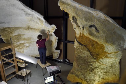 France, Dordogne (24), Montignac, l’Atelier des Fac-Similés du Périgord (AFSP) spécialisé dans la reproduction minérale de parois ornées de la préhistoire et en charge de la reconstitution fidèle des parois de la grotte de Lascaux, reproductions des peintures, mention obligatoire Atelier des Fac-Similés du Périgord
