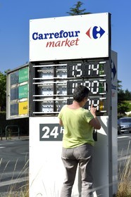 France, Dordogne (24), Thivier, panneau indicateur de prix de l'essence d'une grande surface
