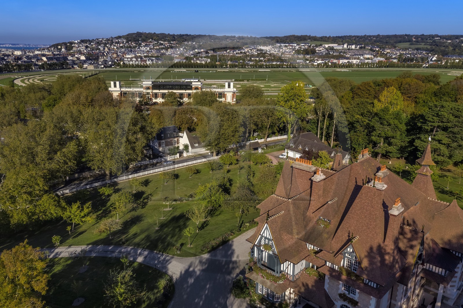France, Calvados (14), Pays d'Auge, Deauville, la villa Strassburger dominant l'hippodrome de Deauville La Touques en arrière plan