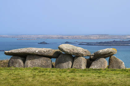 France, Côtes-d'Armor (22), Côte de Granit Rose, Trébeurden, Ile Millau, allée couverte du néolithique qui aurait servi de monument funéraire