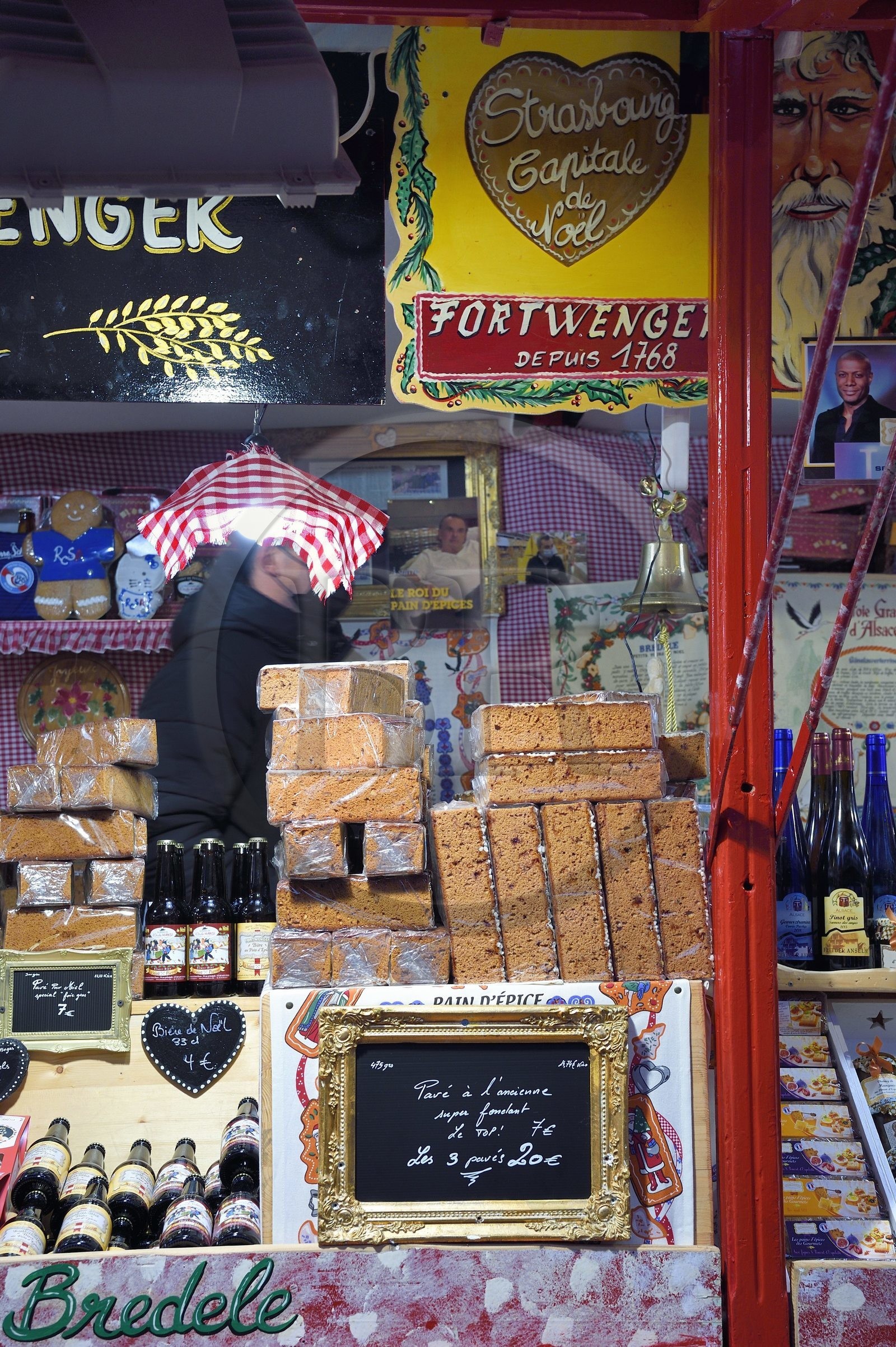 France, Bas-Rhin (67), Strasbourg, vieille ville classée au Patrimoine Mondial de l’UNESCO, Marché de Noel (Christkindelsmarik) de la place Broglie, vente de pains d'épices et autres gateaux