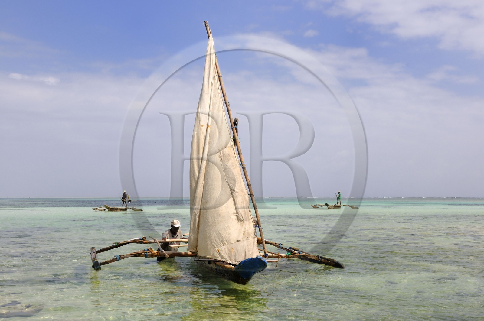 Tanzanie, archipel de Zanzibar, île de Unguja (Zanzibar), côte Sud-Est, Bwejuu, pêcheur sur un dhow (boutre traditionnel)
