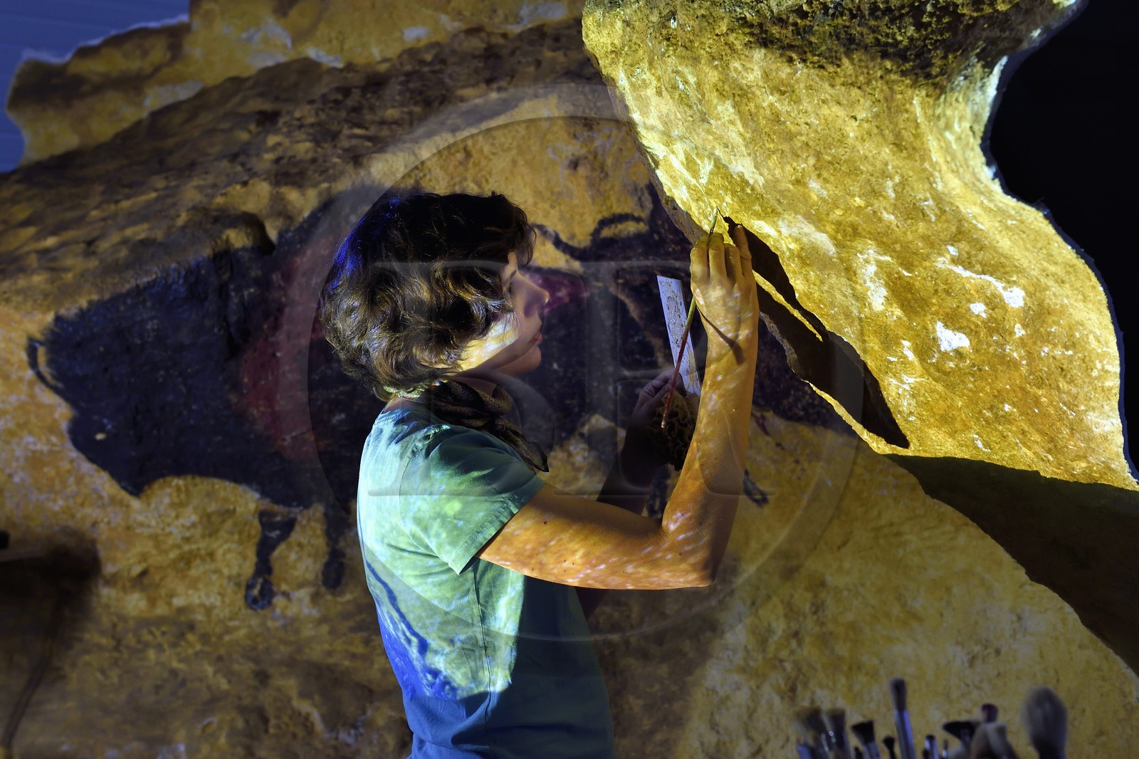 France, Dordogne (24), Montignac, l’Atelier des Fac-Similés du Périgord (AFSP) spécialisé dans la reproduction minérale de parois ornées de la préhistoire et en charge de la reconstitution fidèle des parois de la grotte de Lascaux, reproductions des peintures par la peintre-copiste Margot Aït Kaci, mention obligatoire Atelier des Fac-Similés du Périgord