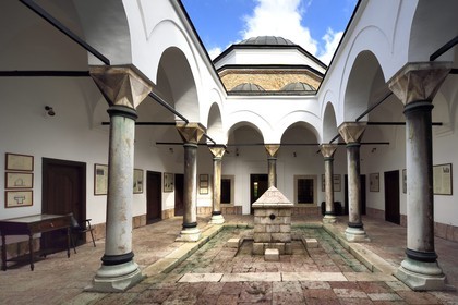 Bosnie-Herzégovine, Sarajevo, quartier de Bascarsija dans la vieille ville, la médersa de Gazi Husrev-beg construite en 1537
