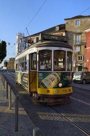 Portugal, Lisbonne, quartier de l'Alfama, tramway (electricos) à la Portas do Sol