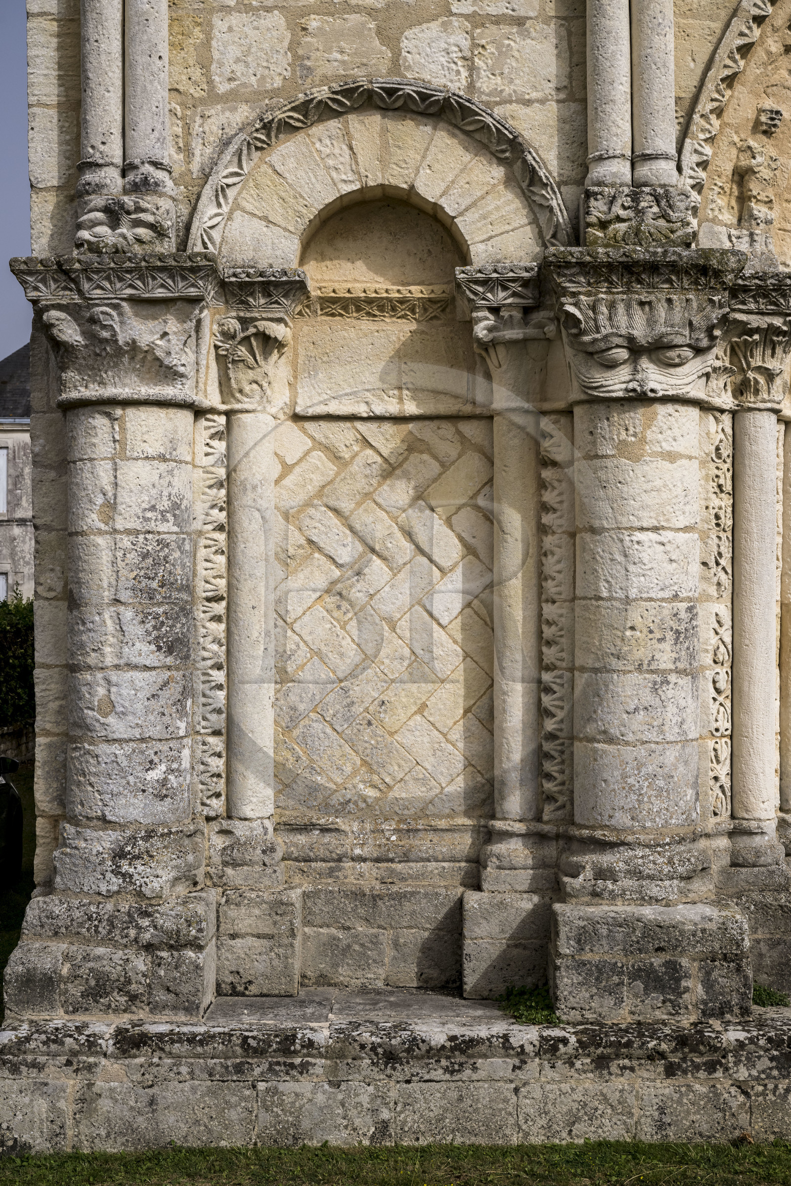 France, Charente-Maritime (17), Echillais, l'église romane Notre-Dame du XIIe siècle classée monument historique, le Grand'Goule, un des chapiteaux de la facade occidentale