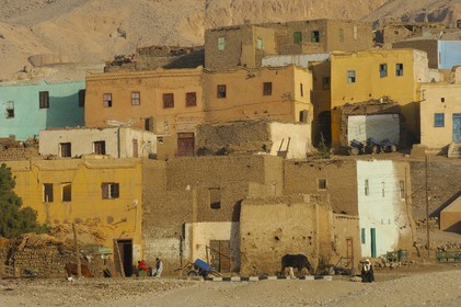 Egypte, Haute Egypte, vallée du Nil, environs de Louxor, Thèbes Ouest, nécropole thébaine, vieux village de Gournah au pied des Tombes des Nobles