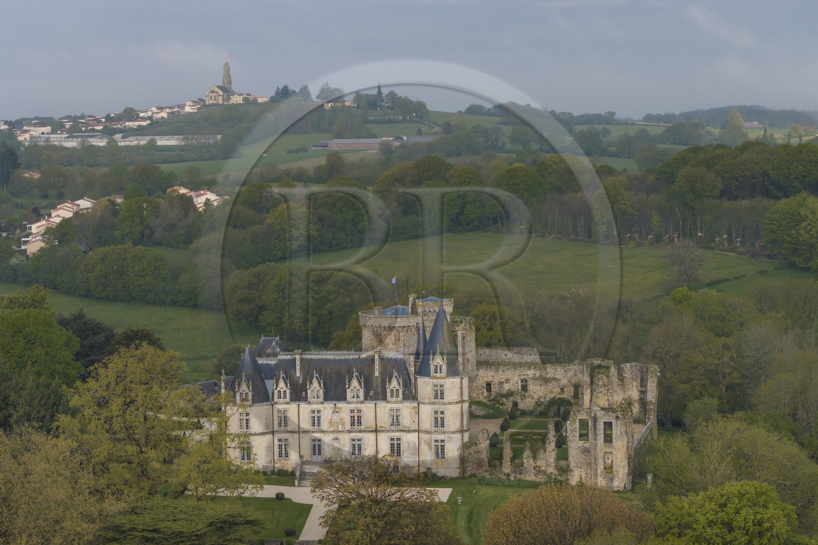 France, Vendée (85), Sèvremont, le chateau de la Flocellière, gite et chambre d'hotes, l'église de Saint-Michel-Mont-Mercure avec sa statue de l'archange Saint-Michel en arrière plan (vue aérienne)