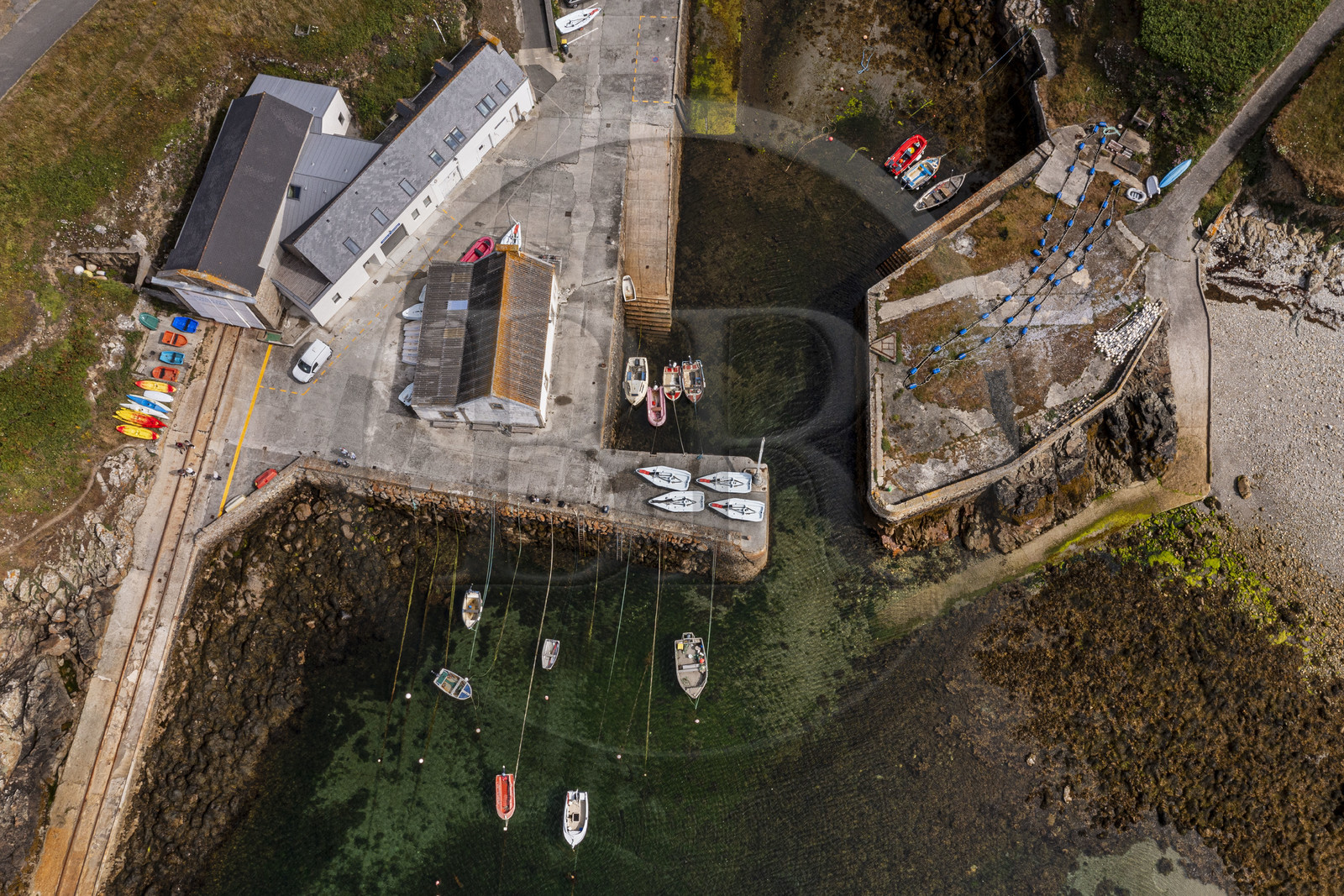 France, Finistère (29), Mer d'Iroise, Ile d'Ouessant, le petit port de Lampaul (vue aérienne)