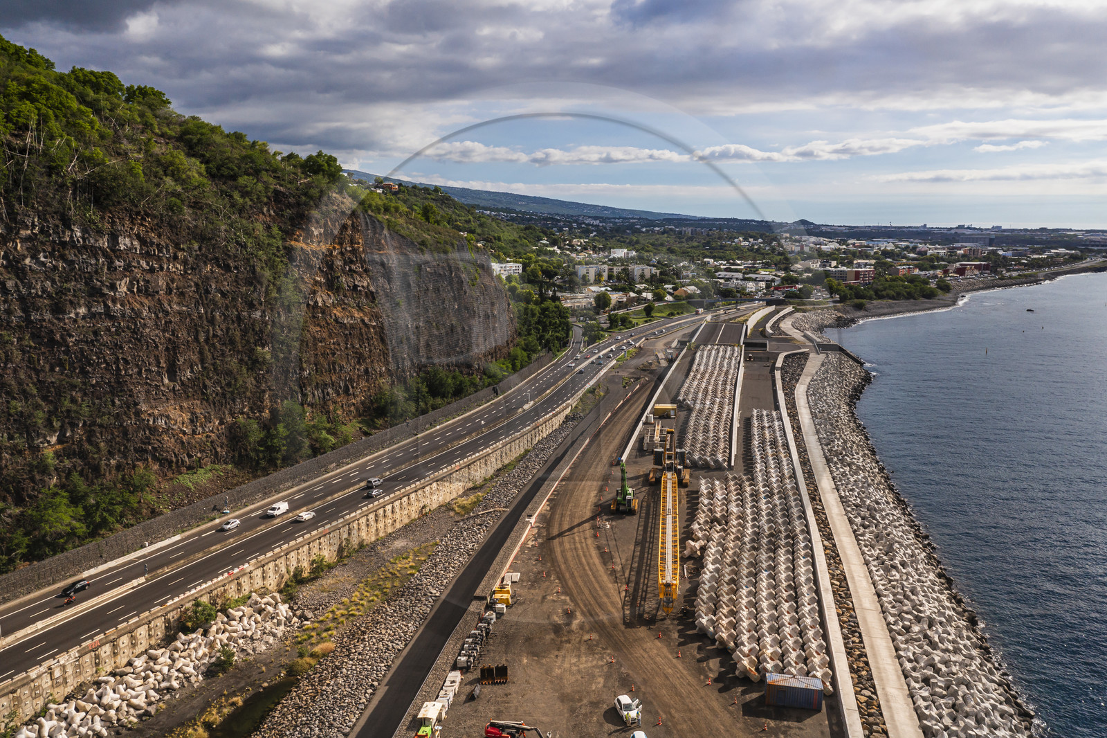France, Ile de la Reunion, La Possession, construction de la digue de la Nouvelle Route du Littoral (NRL) entre la capitale Saint-Denis et le principal port de commerce à l’Ouest, connexion à la 4 voies au niveau de La Possession (vue aérienne)