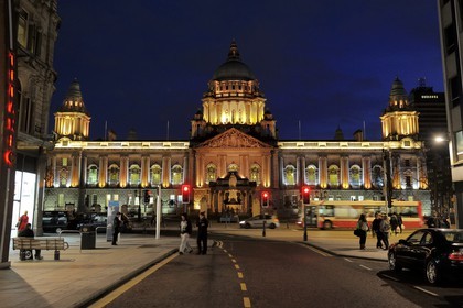 Royaume-Uni, Irlande du Nord, Belfast, le City Hall (hotel de ville) sur Donegall square et colonne du souvenir du Titanic