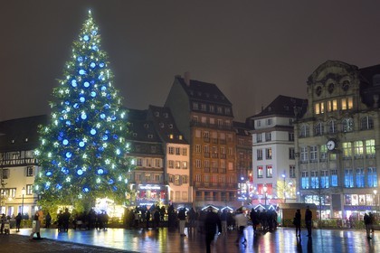 France, Bas-Rhin (67), Strasbourg, vieille ville classée Patrimoine Mondial de l'UNESCO, le Grand Sapin de Noël de la place Kléber
